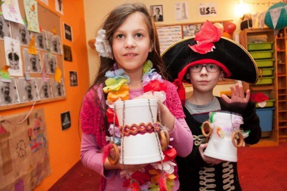 dzieci pokazują swój projekt