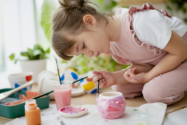 dziewczynka maluje dzbanek