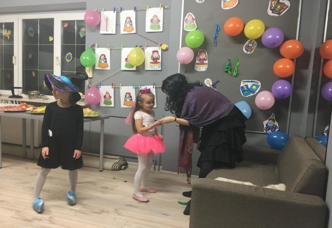 dzieci na sali bawią się