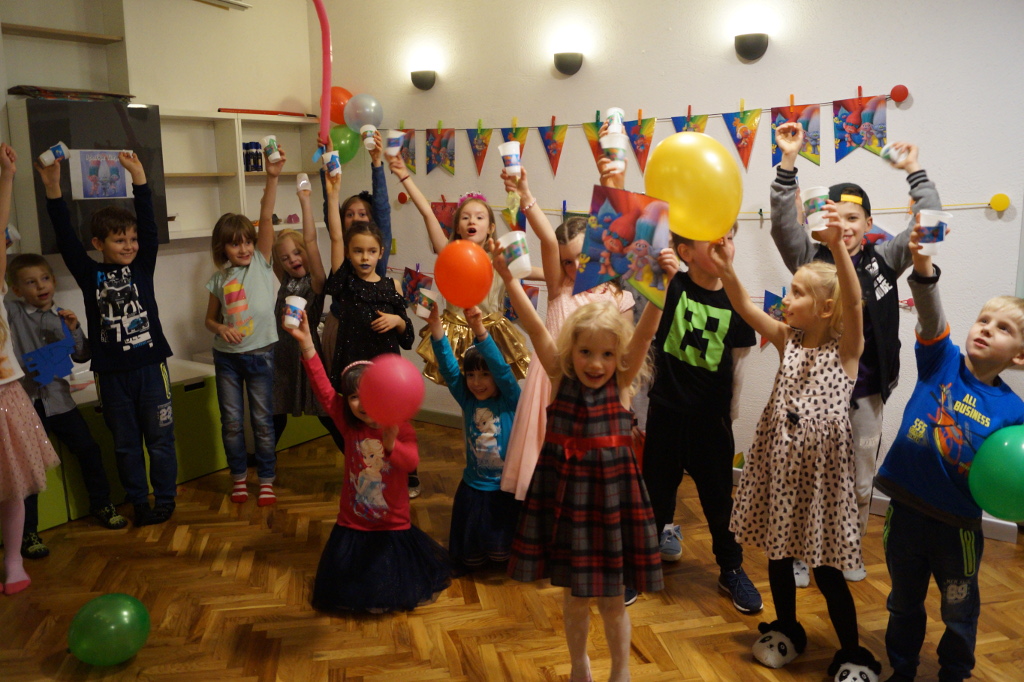 dzieci tańczą na balu