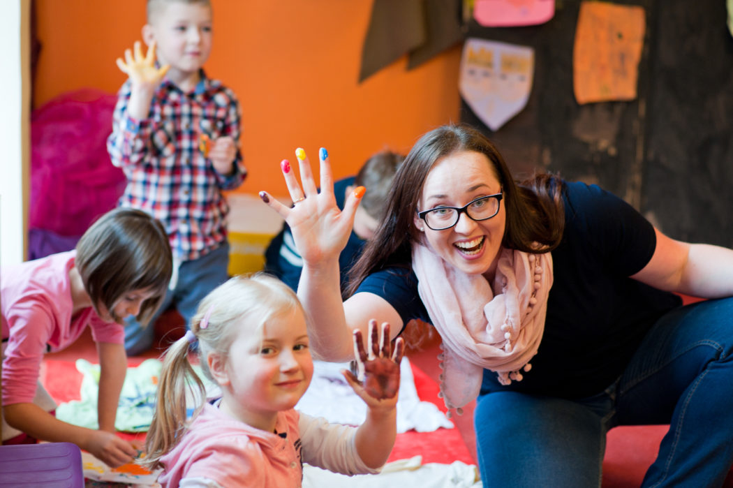 animatorka macha do kamery wraz z dziewczynką