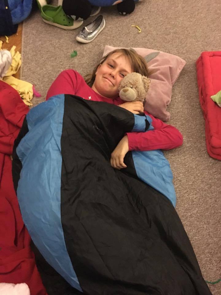 dziewczynka w śpiworze