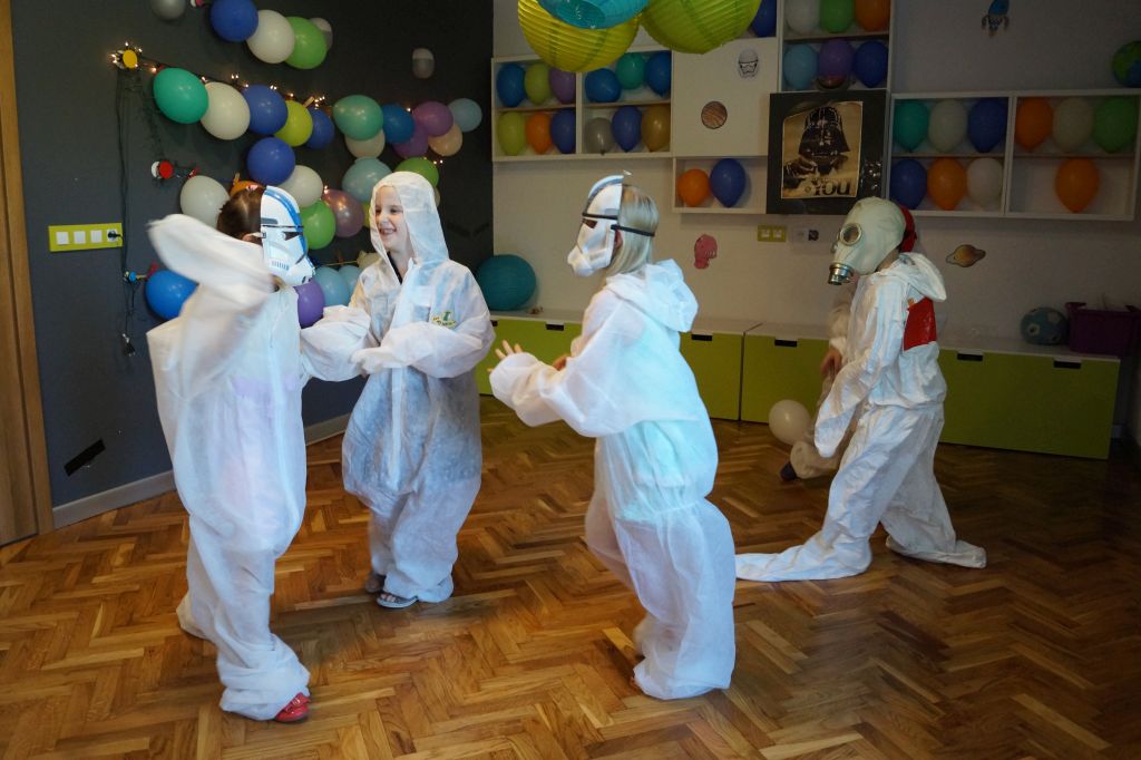 dzieci przebrane za naukowców