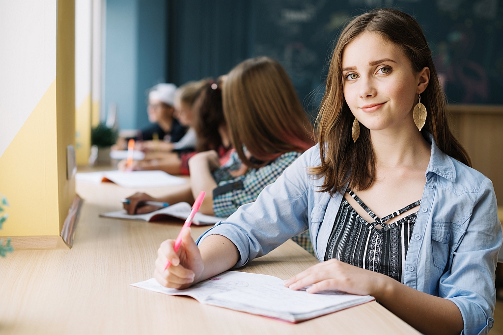 studentka robi notatki