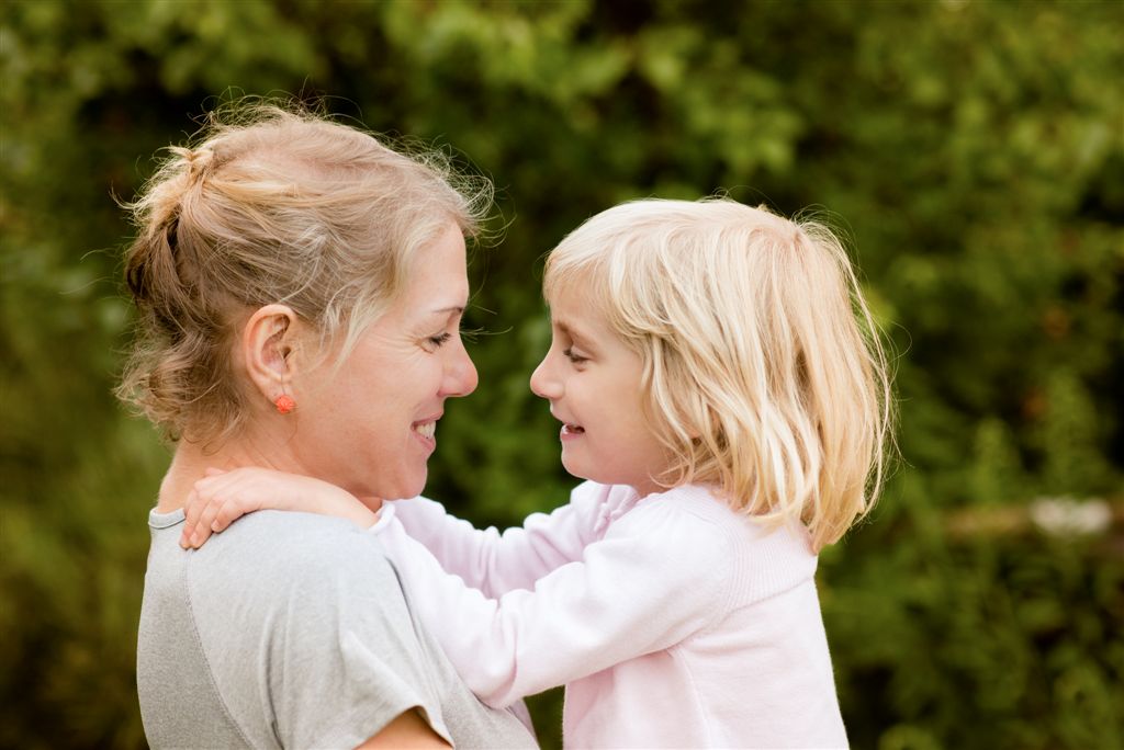 mama i córka przytulają się