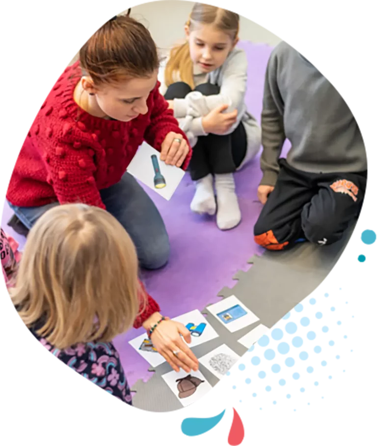 lektorka bawi się z dziećmi