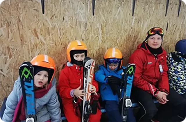 dzieciaki na nartach