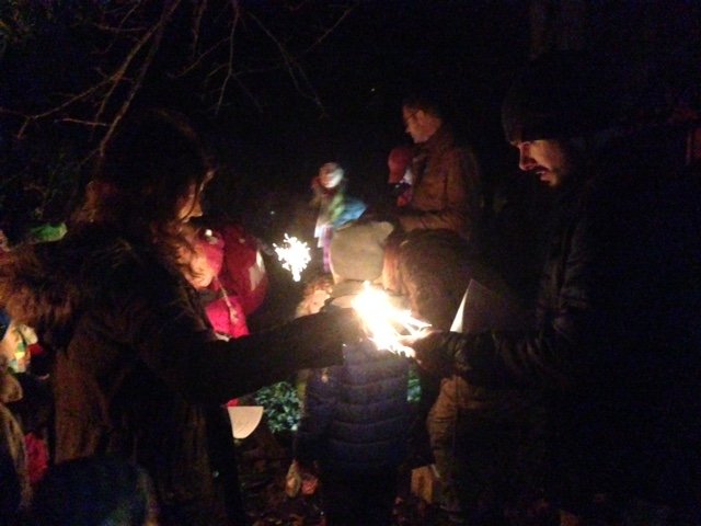 dzieci trzymają zimne ognie i bawią się na dworze