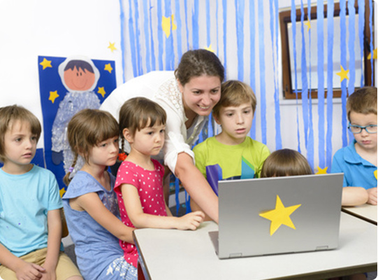 lektorka pokazuje coś na laptopie