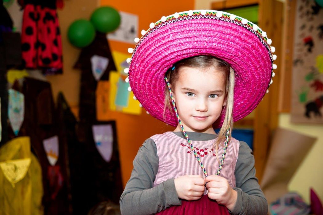 dziewczynka w kapeluszu