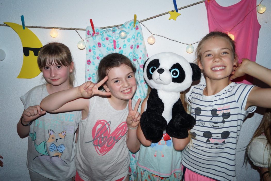 dzieci bawią się na piżama party