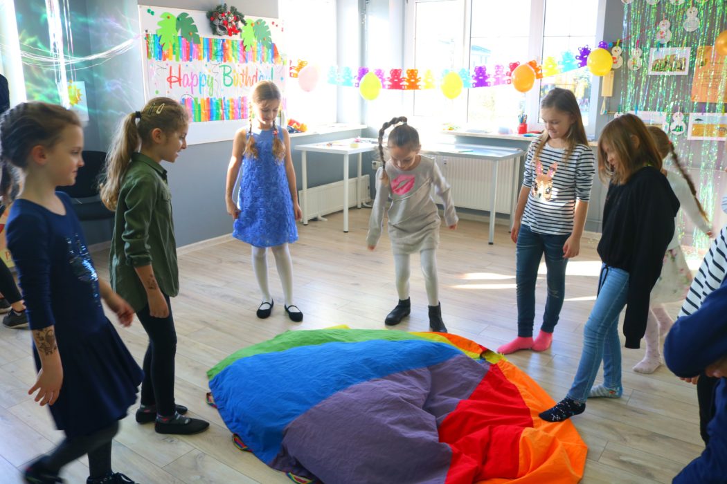 dzieci bawią się chustą animacyjną