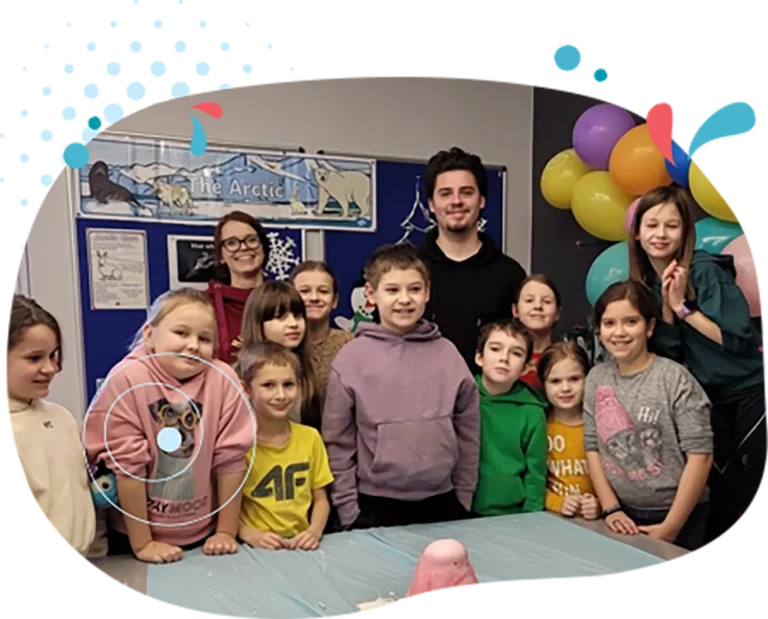 dzieci stoją i pokazują zrobiony wulkan