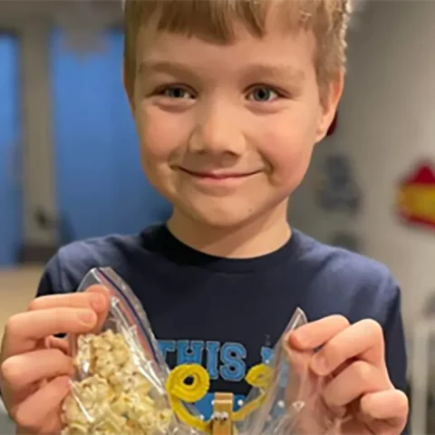 chłopiec z popcornem