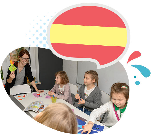 lektorka pokazuje zrobioną z papieru papugę na zajęciach