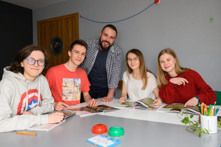 lektor i dorośli uczniowie uśmiechają się do zdjęcia