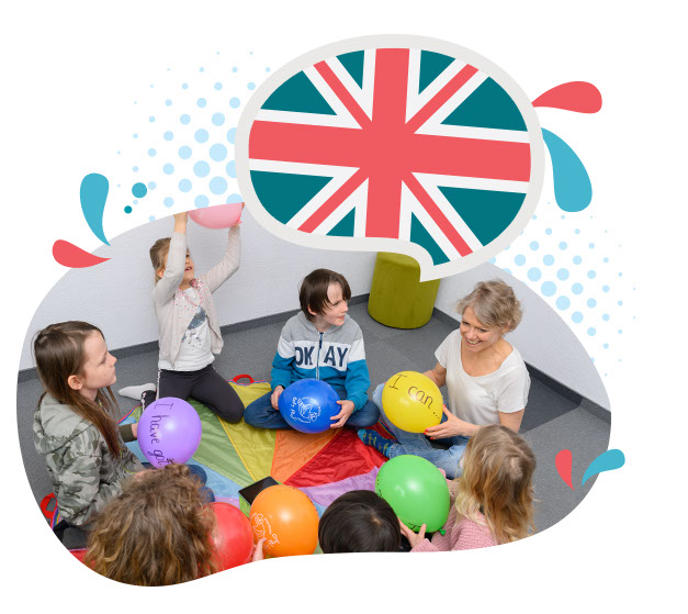 lektorka w ramach zajęć angielskiego bawi się kolorowymi balonami z dziećmi