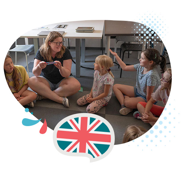 lektorka wesoło rozmawia z dziećmi w języku angieslkim