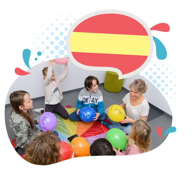 lektorka bawi się z dziećmi kolorowymi balonami, hiszpański język