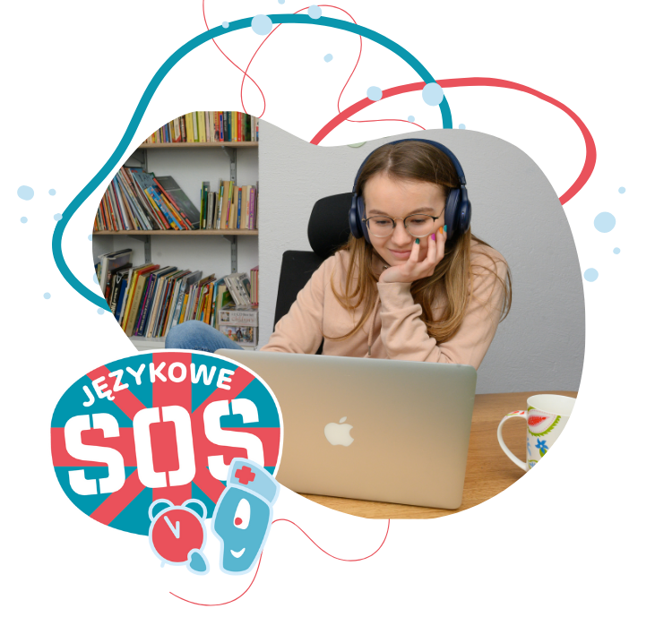 uczennica przed laptopem